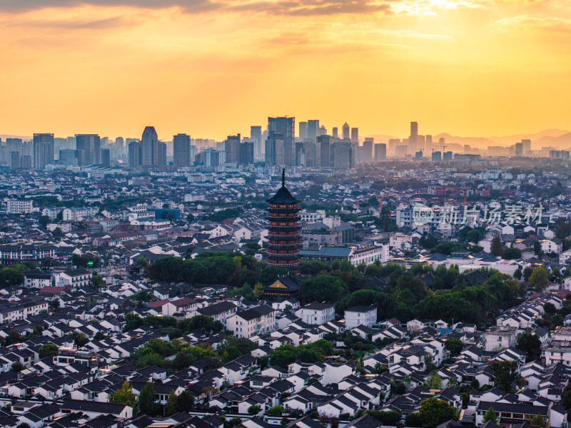 航拍夕阳下苏州古城区北寺塔高新区同框