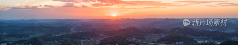 夕阳下四川德阳苍山镇丘陵地区的乡村农田