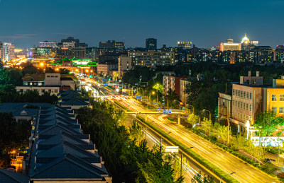 夜晚城市街道车流小区城市生活