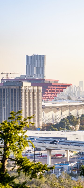 城市公园与拱形桥梁景观