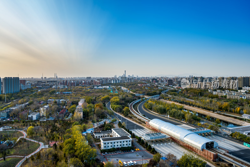 北京城市道路与周边建筑的鸟瞰全景