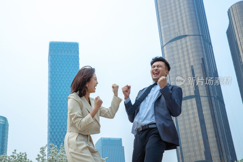 兴奋的商务人士庆祝成功