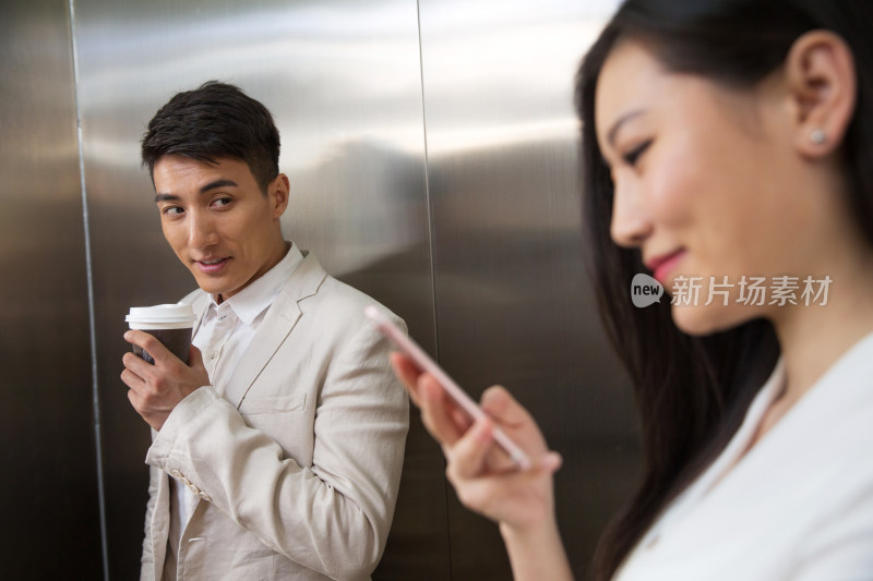 商务青年男女乘电梯