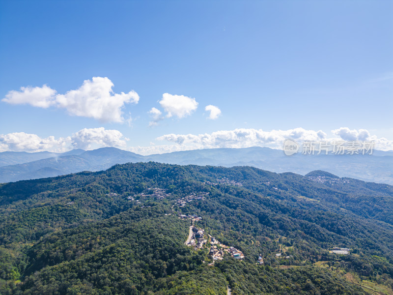 航拍被森林环绕的景迈山村庄全景