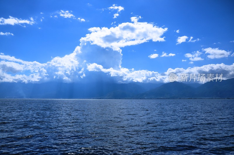 冬天洱海的金黄色和湛蓝的天空云彩