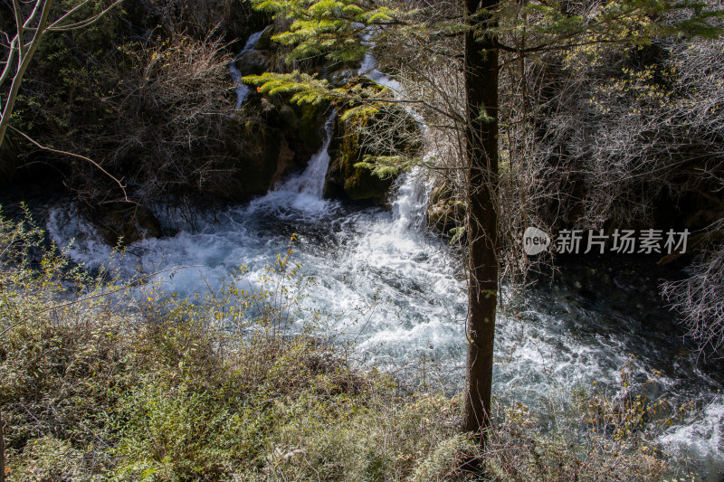 九寨沟秋色，山间溪流