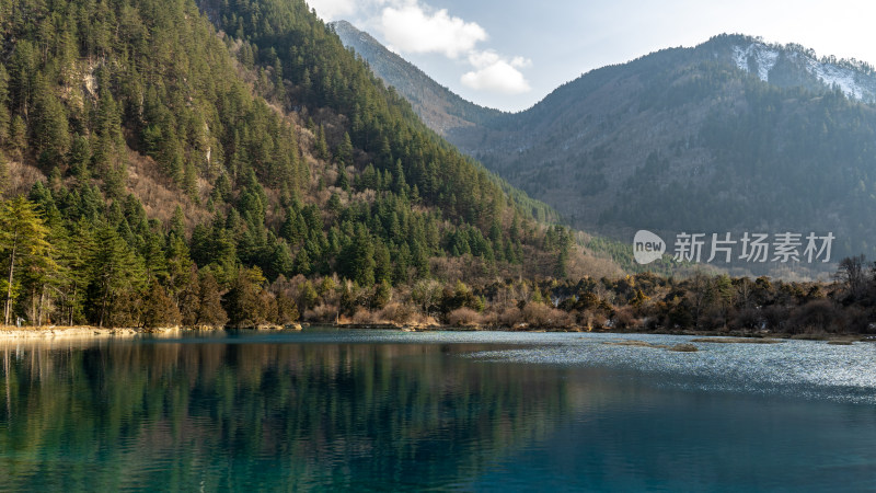 九寨沟山林间清澈湖水的自然景观