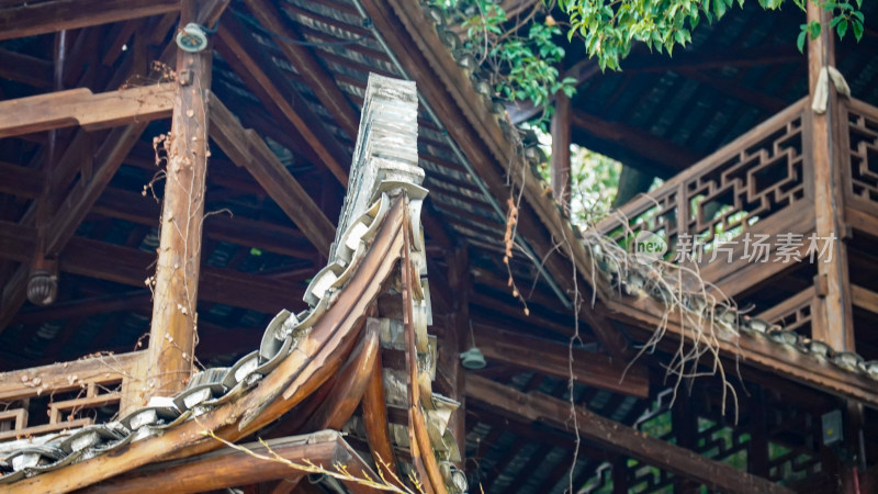 侗族木制房屋雕花建筑摄影图