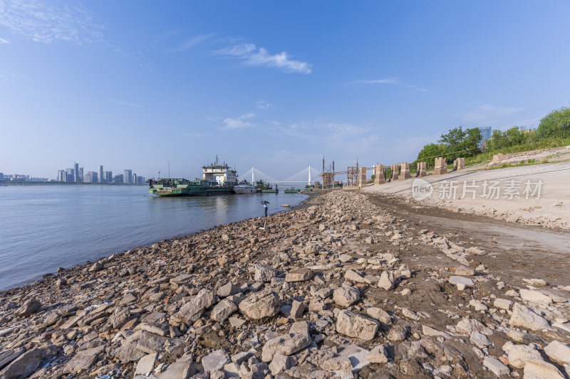 武汉武昌江滩废弃火车轨道风景