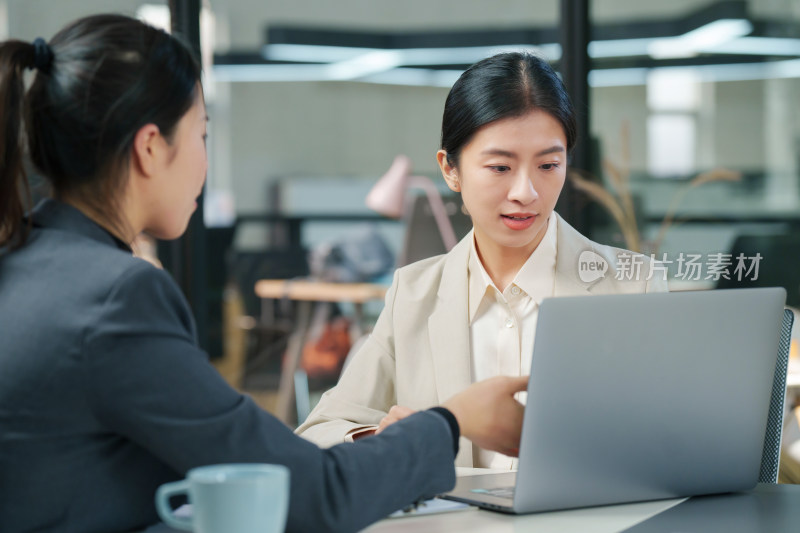 青年女设计师和顾客交谈