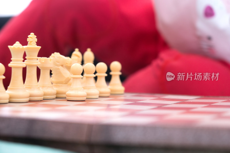 棋盘上一排国际象棋棋子