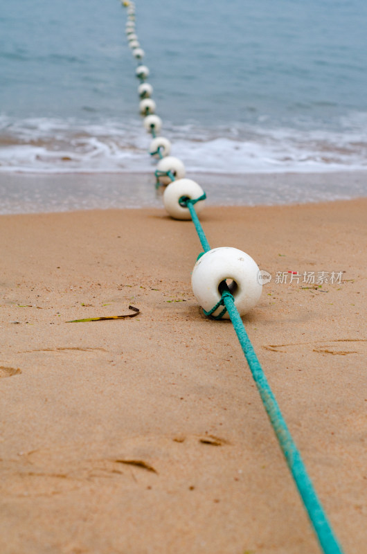 安装有防鲨网的青岛海水浴场