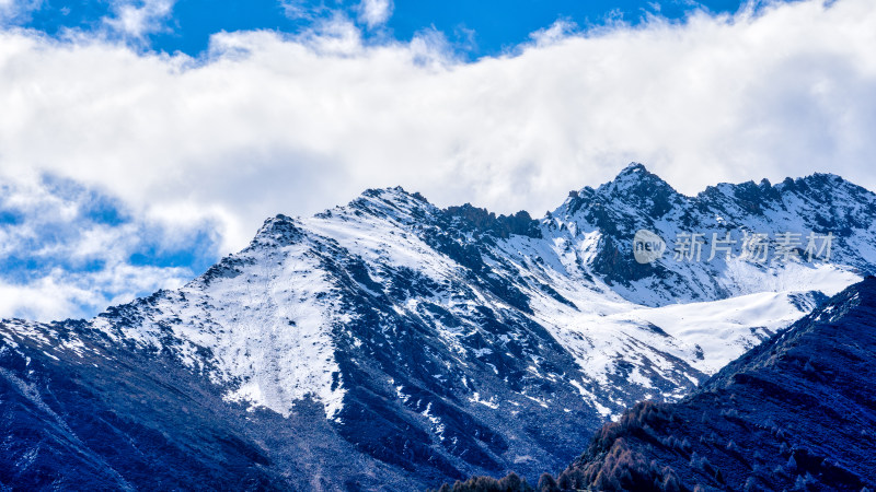 四川阿坝四姑娘山附近的雪山