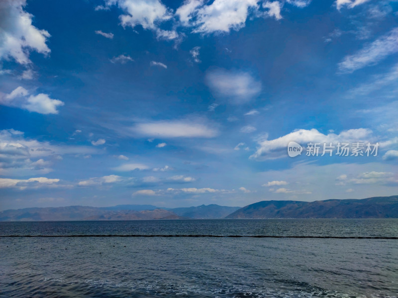 云南大理洱海蓝天白云自然风光摄影图