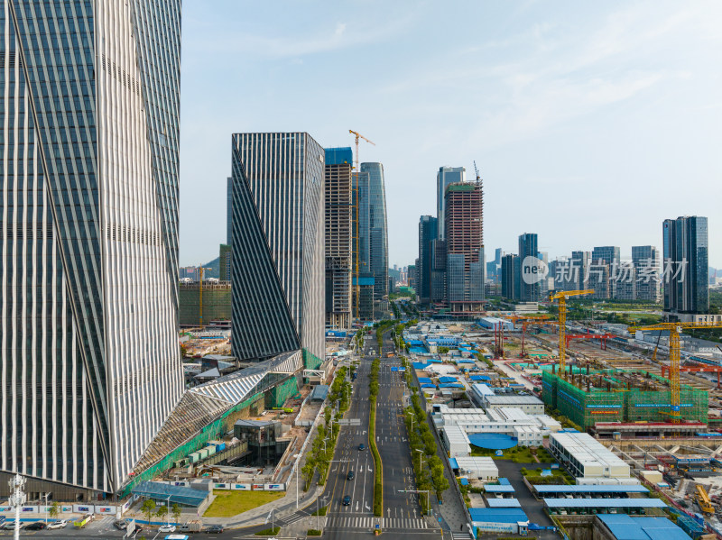 高楼林立的城市道路