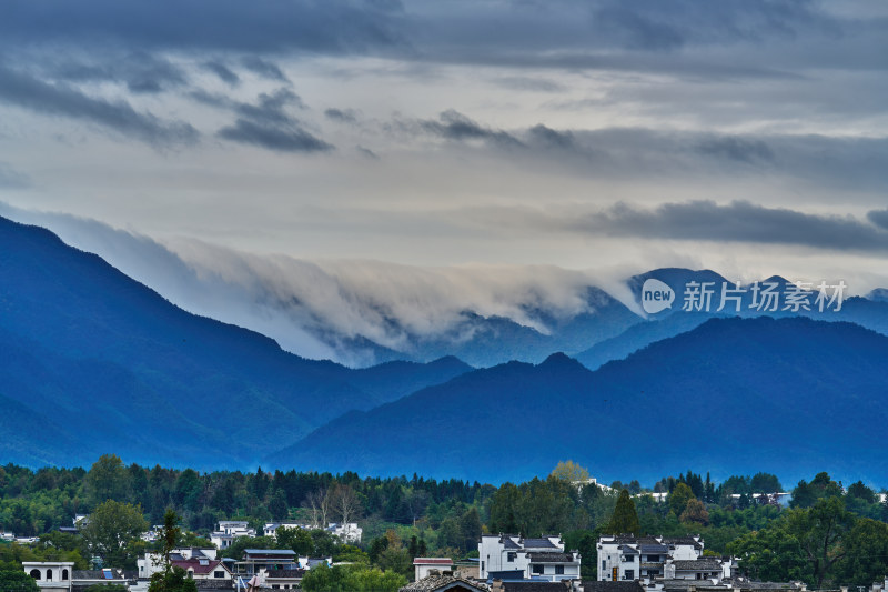 山峰上的云海奇观