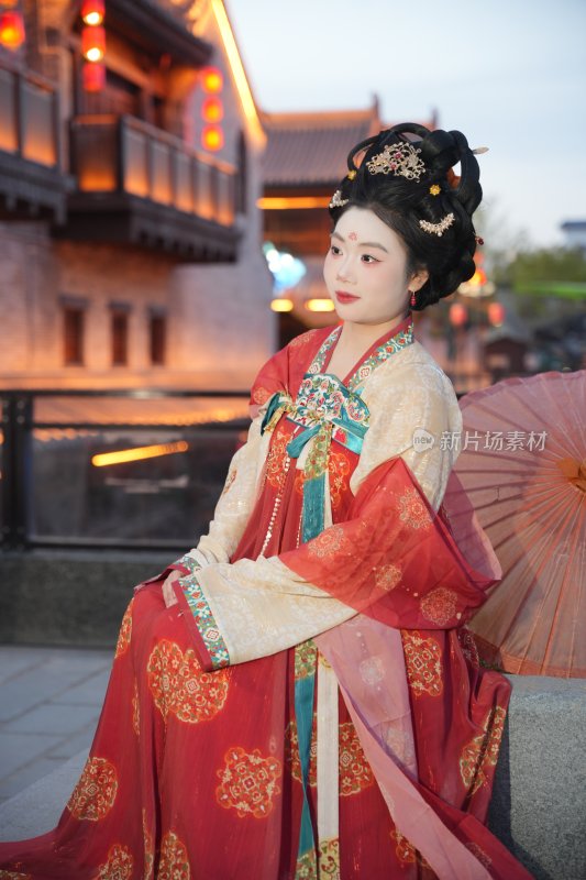 古风女子着汉服坐于古建旁