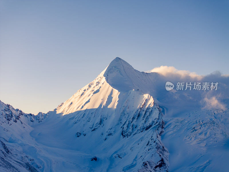 中国西藏那曲市萨普山峰雪山蓝天白云