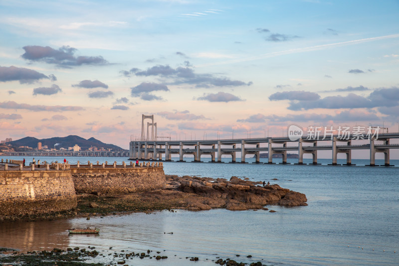 黄昏日落时的大连黑石礁公园跨海大桥