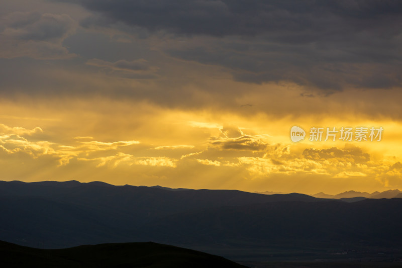 山峰日落时天空映衬的剪影景观