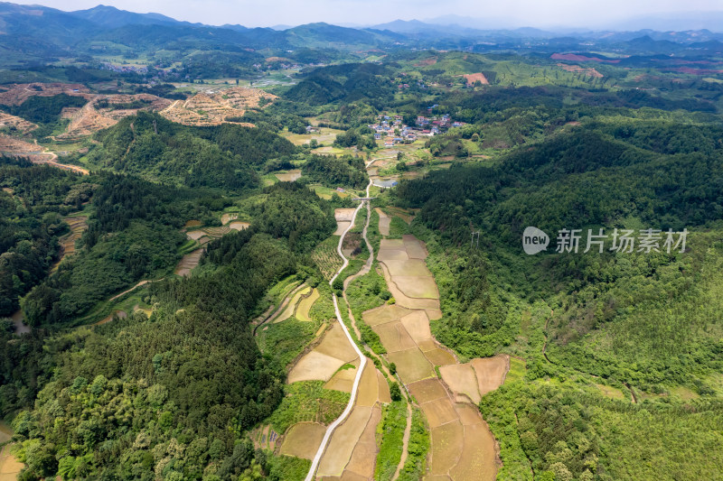 蓝天白云山川乡村农田航拍摄影图