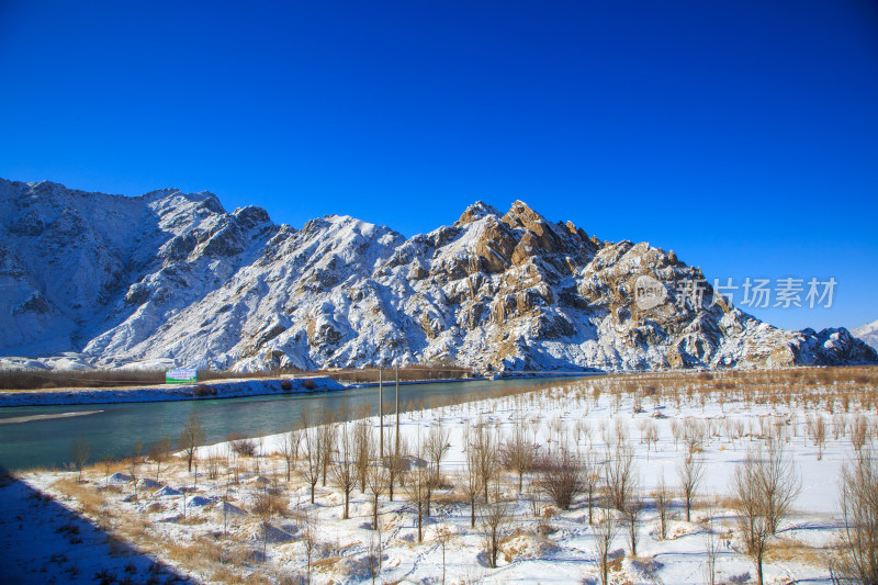 中国西藏冬季拉萨河雪景及拉萨河大桥