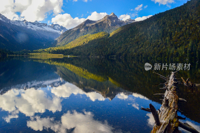 川西甘孜九龙伍须海湖泊雪山