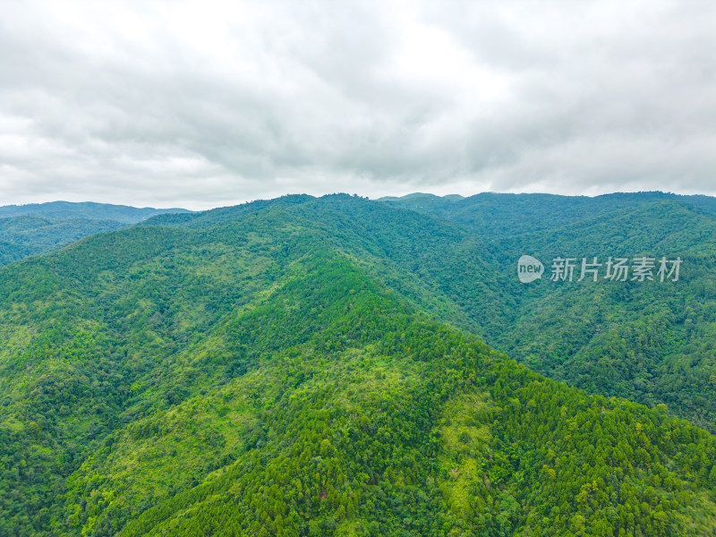 航拍郊外的山脉自然风光