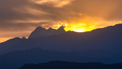 中国新疆天山山脉东段最高峰博格达峰朝霞