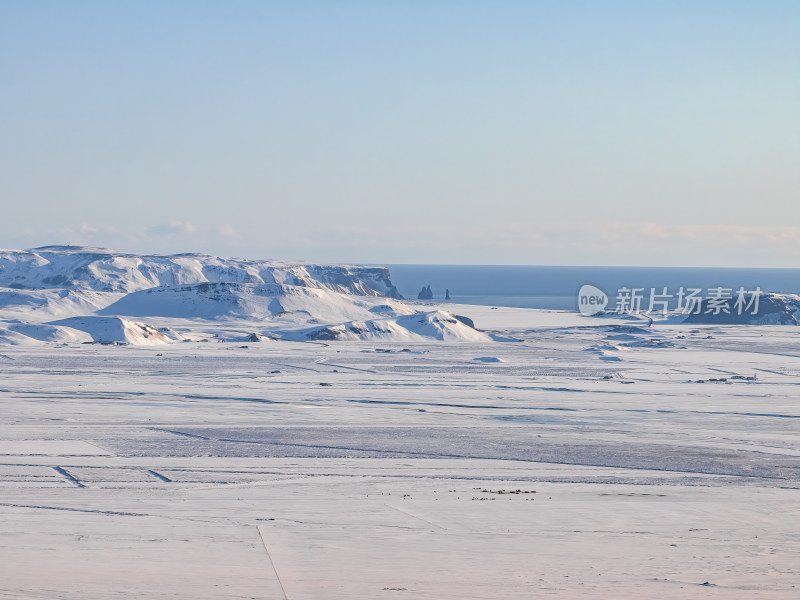 冰岛北极圈维克小镇黑沙滩雪景航拍