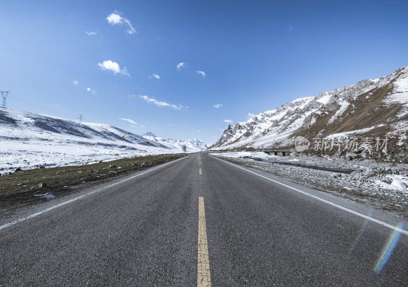 雪山旁的公路风景