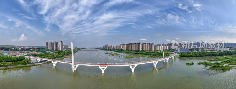 城市风景航拍建筑楼房河流桥梁全景图