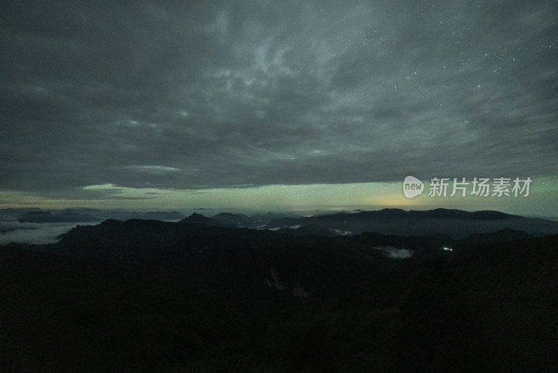 夜幕下群山起伏的壮美自然景观