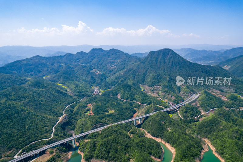 穿行在森林大山和湖泊的高速公路高架桥