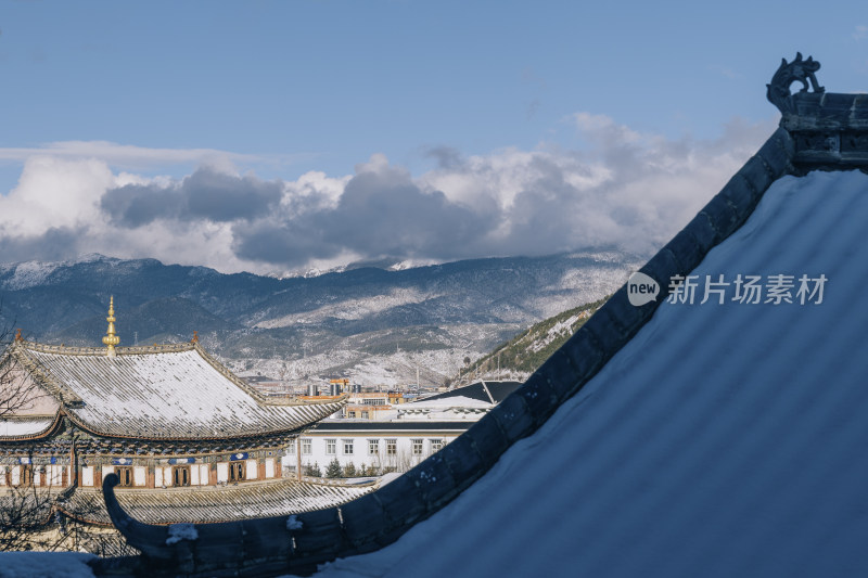 云南香格里拉市独克宗古城雪后建筑屋顶