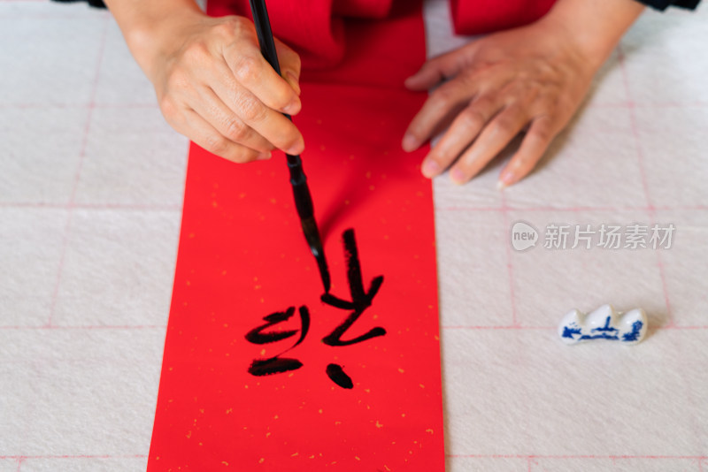 中国农历新年正在书写春联的中国女性特写