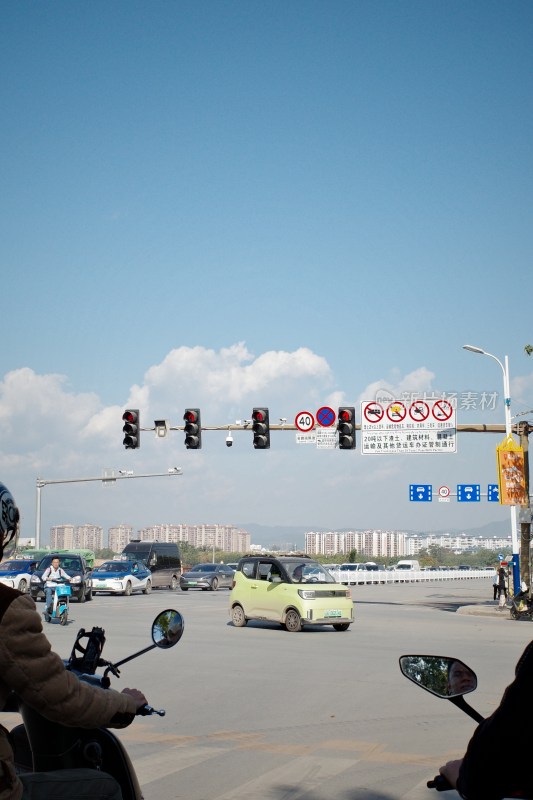 城市路口交通景象