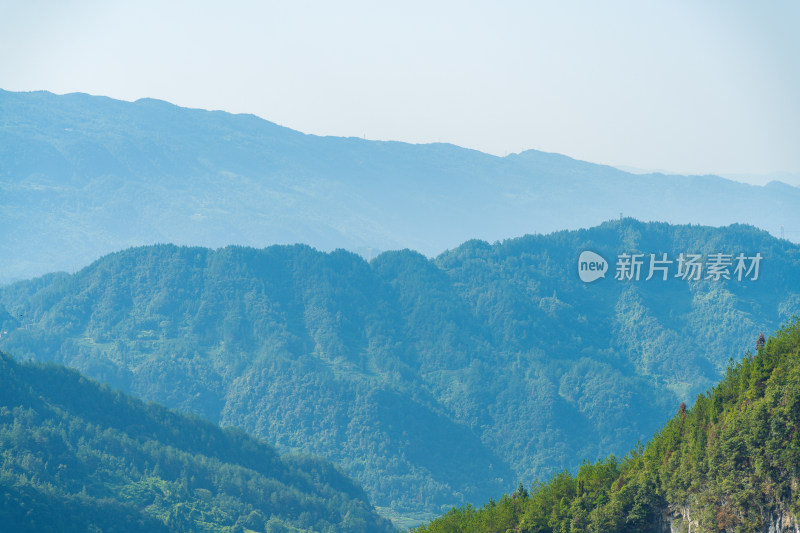 连绵青翠山峦