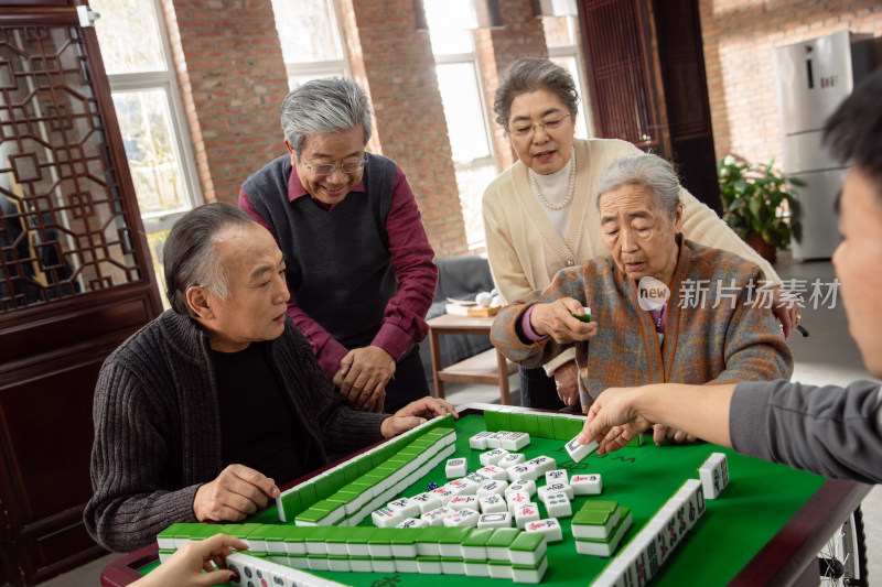 幸福的老年人打麻将