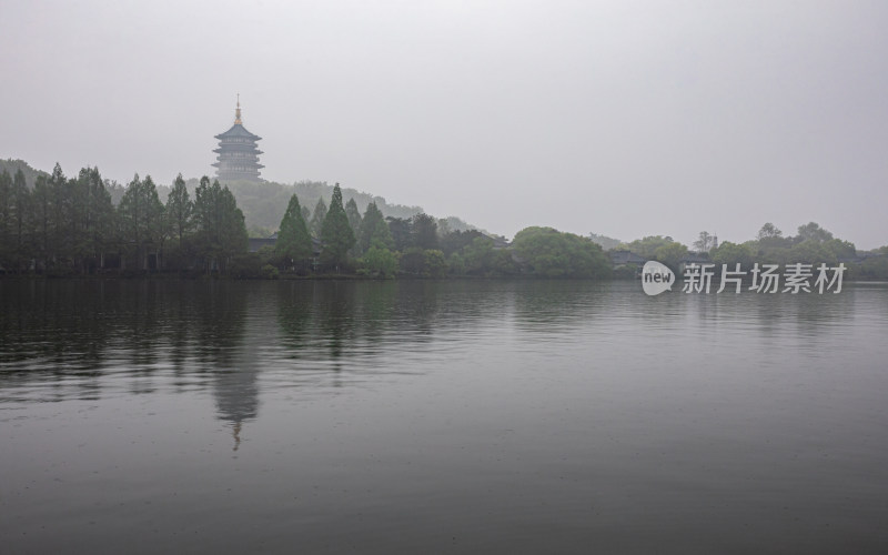 杭州西湖长桥公园雷峰塔雾色景观