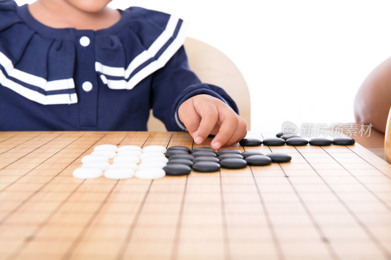 小孩子在棋盘前练习下围棋