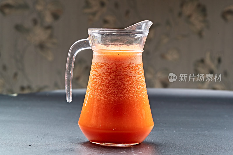 玻璃器皿装的鲜榨胡萝卜汁