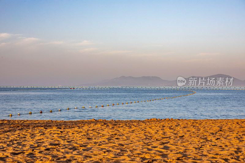 青岛小鱼山第一海水浴场汇红瓦绿树碧海蓝天