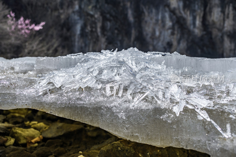 阳光下河道冰雪消融冰块特写