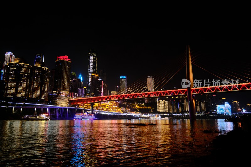 夜景中的城市桥梁与江畔高楼灯火【重庆】