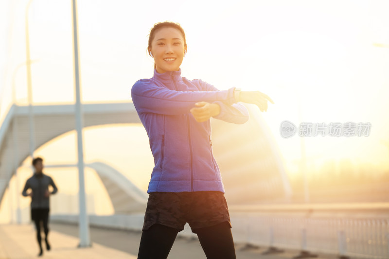 青年女人户外健身