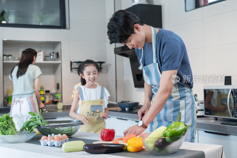 年轻父母教孩子学做饭