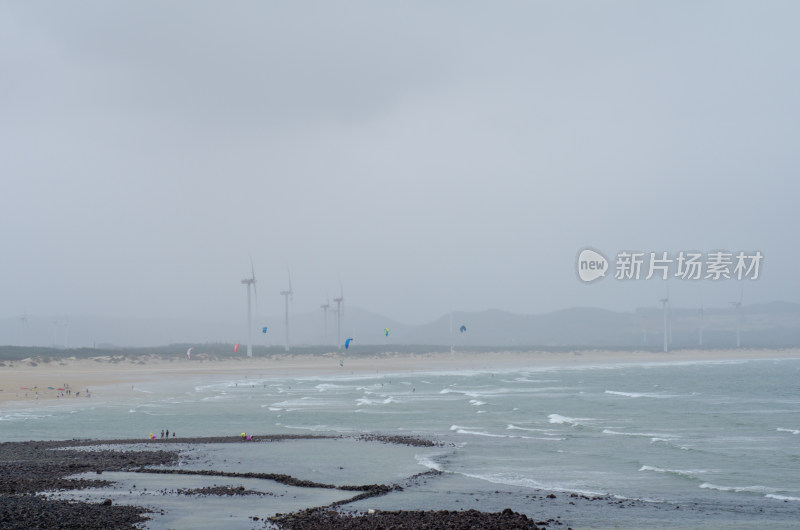 福建平潭岛，海上风力发电机组景观