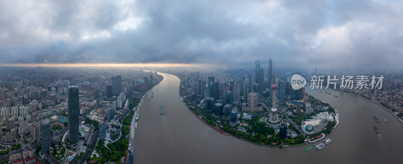 清晨平流雾中的上海陆家嘴与黄浦江全景