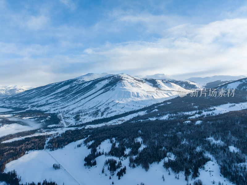 新疆阿勒泰喀纳斯雪景神仙湾晨雾雪山森林